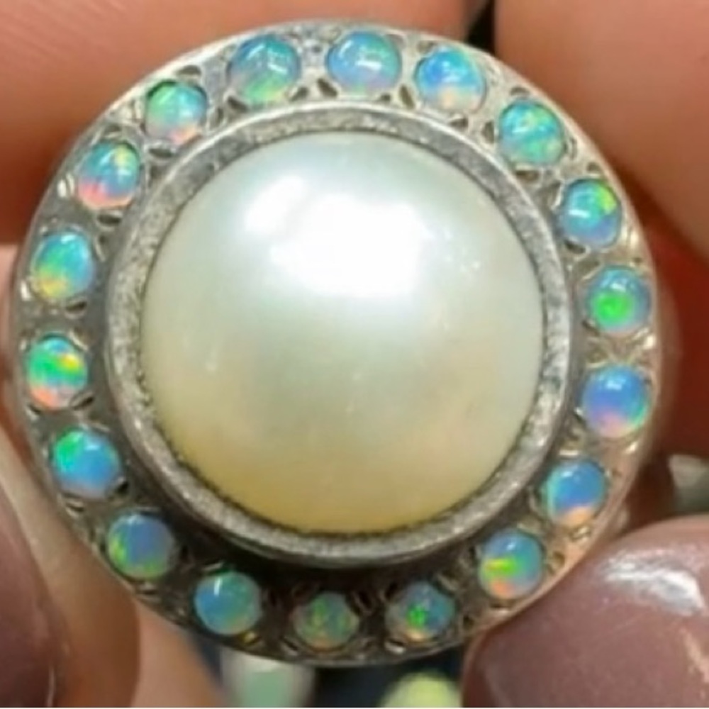 Vintage Silver Ring with Pearl and Opalescent Gems - Picture 2 of 11